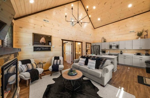 Pigeon Forge Cabin | Bearfoot Bungalow SHR Sleeps 7 + Hot Tub