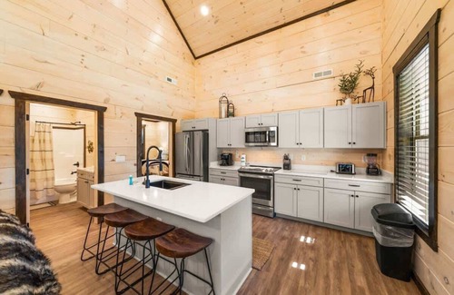 Pigeon Forge Cabin | Bearfoot Bungalow SHR Sleeps 7 + Hot Tub