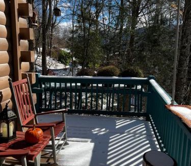 Valley Creek Run House | BearHavencabinfun 3 story Log Cabin Mountain View,Hot Tub, sleeps 10