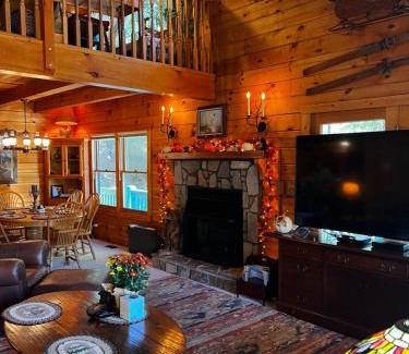 Valley Creek Run House | BearHavencabinfun 3 story Log Cabin Mountain View,Hot Tub, sleeps 10