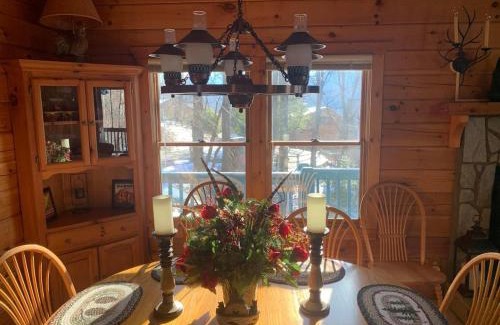 Valley Creek Run House | BearHavencabinfun 3 story Log Cabin Mountain View,Hot Tub, sleeps 10