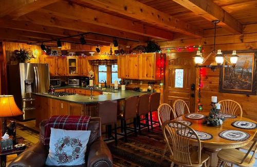 Valley Creek Run House | BearHavencabinfun 3 story Log Cabin Mountain View,Hot Tub, sleeps 10