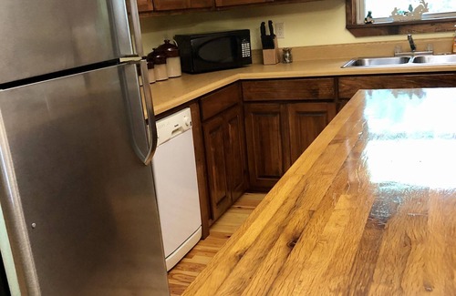 Rabun Gap Cabin | BearPaw Cabin- Charming and cozy cabin in the woods- WiFi-Pet Friendly-Secluded