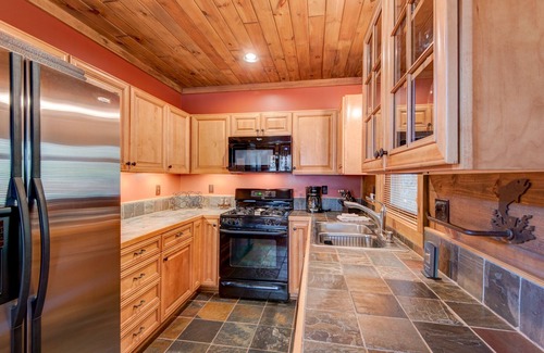 Vilas Cabin | Bears Repeatin- Hot Tub - Bumper Pool Table - Mountain Views