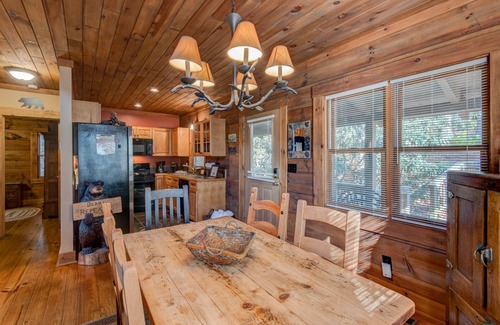 Vilas Cabin | Bears Repeatin- Hot Tub - Bumper Pool Table - Mountain Views