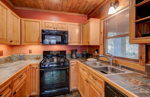 Vilas Cabin | Bears Repeatin- Hot Tub - Bumper Pool Table - Mountain Views