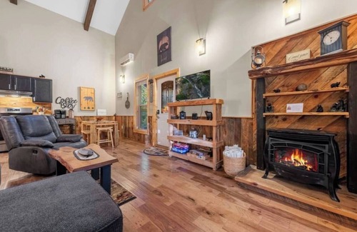Ellijay Cabin | *Beary Cozy Cabin*Ellijay~Hot Tub~Dogs~Secluded
