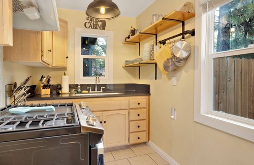 Boulder Bay Cabin | Beary Cozy Cabin w/Hot Tub- Walk to Lake Couple's Cottage