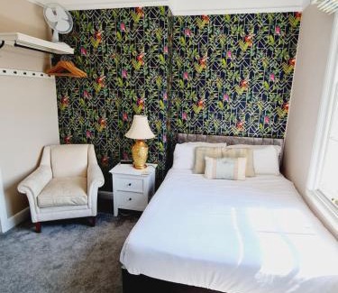 Taunton House | Beaufort Lodge - Central Location & Free Parking