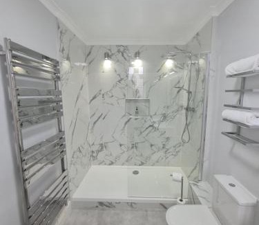 Taunton House | Beaufort Lodge - Central Location & Free Parking
