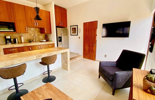 San Antonio Tlayacapan House | Beautifully Renovated 1 Bed Guest House - Walk to everything - Roof Top Patio