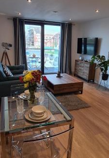 Gloucester Apartment | Beautiful 1 Bedroom Apartment with parking in Gloucester Docks