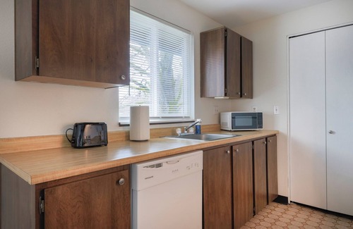 Cedar Mill Condo | Beautiful 1-bedroom condo: close to Nike & Intel
