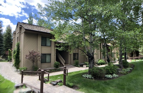 Elkhorn Village Condo | Beautiful 1 Bedroom Renovated Elkhorn Condo