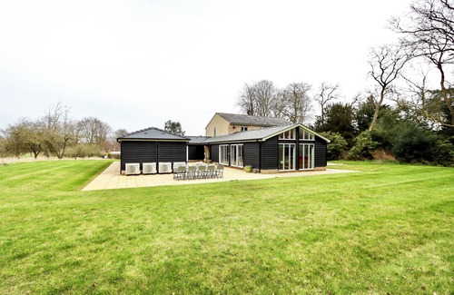Bury St Edmunds House | Beautiful 18 person barn set in a quite and tranquillity area