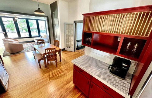 Smithville House | Beautiful 1900s Victorian House w/Pool