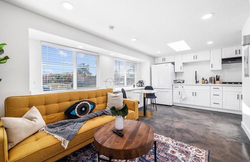 Garden Grove House | Beautiful 1bdr ~ Close to Disney ~ Pet friendlynn