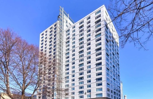 East Cambridge Apartment | Beautiful 1BR | Desk & WiFi | Full Kitchen | Washer/Dryer | Cambridge