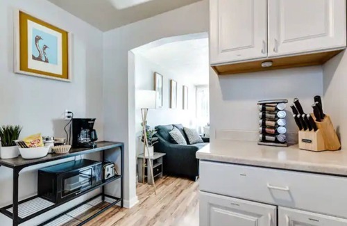 Amazon Apartment | Beautiful 2 bdrm, 1 Bath 4 blocks from The U of O,