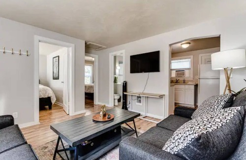 Amazon Apartment | Beautiful 2 bdrm, 1 Bath 4 blocks from The U of O,