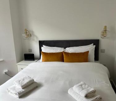 Fulham Broadway Apartment | Beautiful 2 bed with en suite, near Tube and Stamford Bridge
