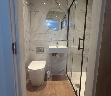 Fulham Broadway Apartment | Beautiful 2 bed with en suite, near Tube and Stamford Bridge