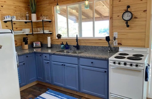 Bean Station Cabin | Beautiful 2 bedroom cabin with amazing lake views