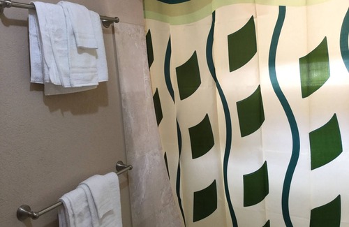 Clermont Apartment | Beautiful 2 bedroom 1 bathroom apartment.
