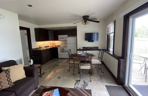 Utterson Cottage | Beautiful 2-Bedroom 2-Bathroom Lakefront Cottage With Spectacular Views