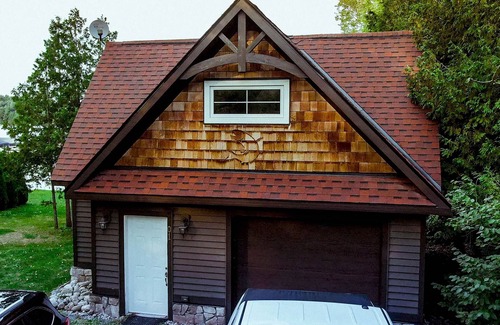 Utterson Cottage | Beautiful 2-Bedroom 2-Bathroom Lakefront Cottage With Spectacular Views