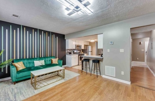 Church Street House | Beautiful 2 bedroom home located by Airport