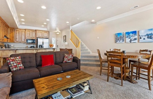 Huntsville Condo | Beautiful 2 bedroom Huntsville, Utah condo with a private hot tub.
