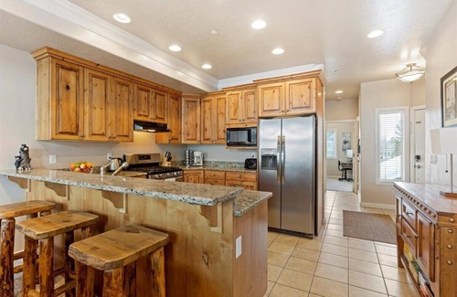 Huntsville Condo | Beautiful 2 bedroom Huntsville, Utah condo with a private hot tub.