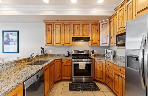 Huntsville Condo | Beautiful 2 bedroom Huntsville, Utah condo with a private hot tub.
