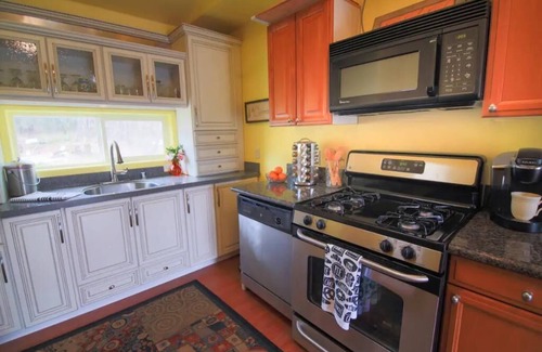 Grass Valley House | Beautiful 2 bedroom upstairs retreat on 20 acres