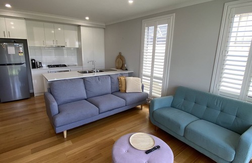 Alfredton House | Beautiful 2 Story White Weatherboard townhouse