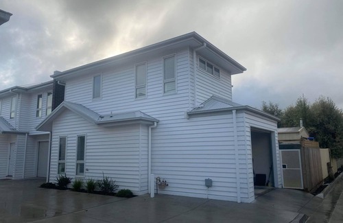 Alfredton House | Beautiful 2 Story White Weatherboard townhouse