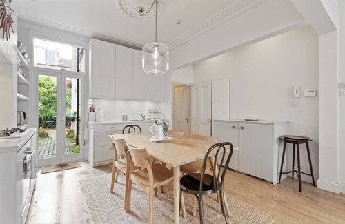 Northcote Apartment | Beautiful 2BD Flat with Private Garden, Clapham