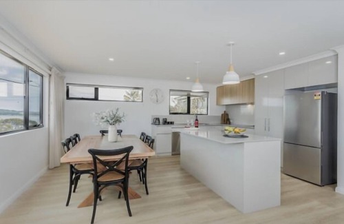 Albany House | Beautiful 3 bed, 2 bath, located opposite historical Vancouver Arts Centre