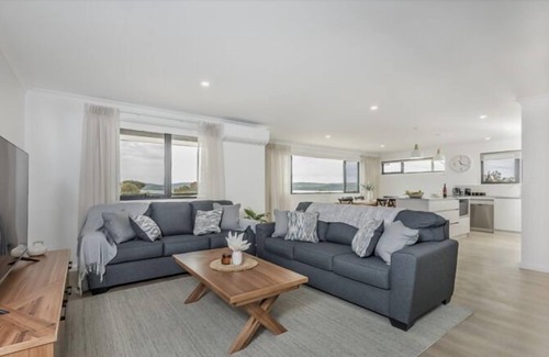 Albany House | Beautiful 3 bed, 2 bath, located opposite historical Vancouver Arts Centre