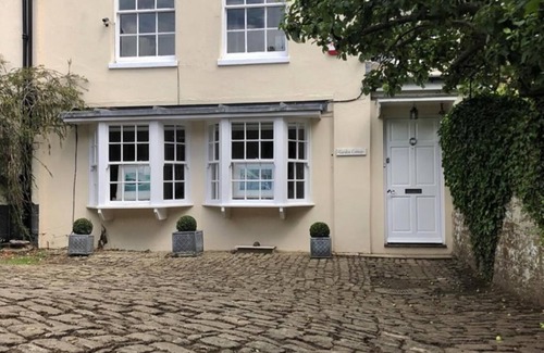 Midhurst House | Beautiful 3 bed designer cottage fabulous location