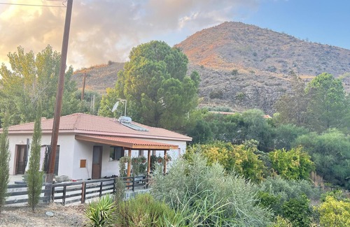 Arakapas House | Beautiful 3 Bedr House in Arakapas with fireplace