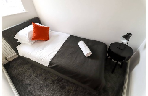 Hillsborough House | Beautiful 3 Bedroom house - Sleeps 5 Free parking