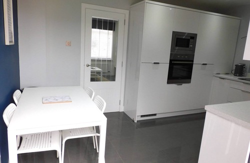 Harthill House | Beautiful 3 bedroom home with large garden. 35 mins to Glasgow & Edinburgh.