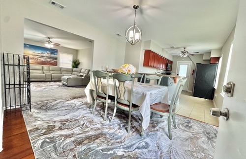 Ocean Gate Apartment | Beautiful 3 Bedroom, 1 Bath, 2nd Floor, 2 blocks from Ocean Gate Beach