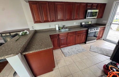 Ocean Gate Apartment | Beautiful 3 Bedroom, 1 Bath, 2nd Floor, 2 blocks from Ocean Gate Beach