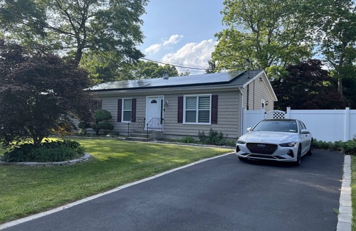 North Patchogue House | Beautiful 3 BR Full House w/King Bed on Dead End- 5 min from town!