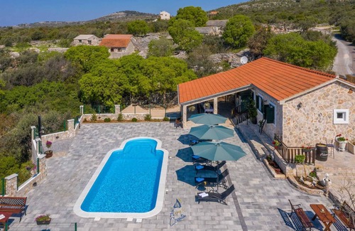 Jarebinjak Villa | Beautiful 3-BR villa with pool and sea view just above Rogoznica