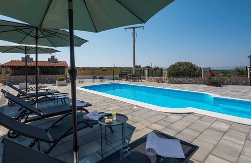 Jarebinjak Villa | Beautiful 3-BR villa with pool and sea view just above Rogoznica
