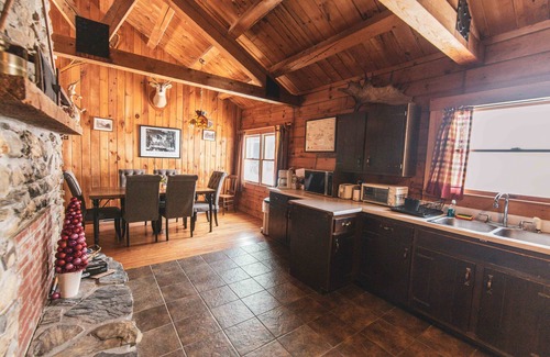 Lyman House | Beautiful 3bd + Loft Log Cabin in Lakeside All Inclusive Resort